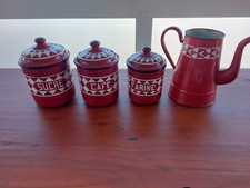 CAFETIERE EMAILLEE EN TOLE ROUGE A DAMIER  + 3 POTS A EPICE TOLE EMAILLEE