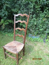 chaise de nourrice  en noyer, style provençal ,siège paillé en bon état