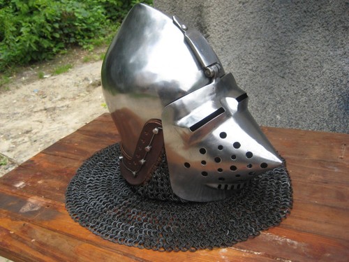 Casque bascinet médiéval
