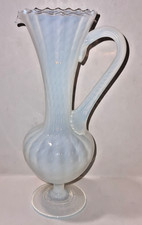 JOLI VASE FORME AIGUIERE VERRE