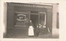 CPA PHOTOGRAPHIE DEVANTURE DE