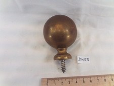 2 boules en laiton décors