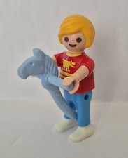 ENFANT GARCON SUR BATON DE