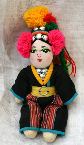 Petite poupée asiatique - , en
