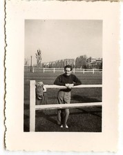 Homme accoudé rambarde