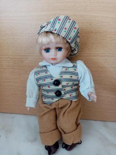 Poupee porcelaine habits - en,