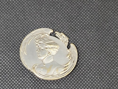 Ancien bouton broche médaille