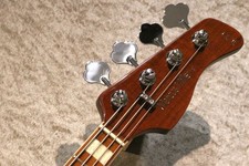 Guitare basse blonde blanche