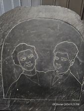 deux personnes sculptées sur plaque de pierre d'ardoise, Vintage