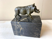 Sculpture Phacochère en bronze sur un socle en marbre noir d'après Milo