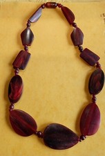 Collier ethnique  en corne teinté ou bakelite rouge B8