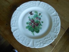 très belle assiette en porcelaine de LIMOGES FRANCE motif fraisiers
