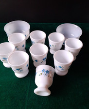 Lot de 9 coquetiers anciens Arcopal, décor  myosotis + 2 coupelles