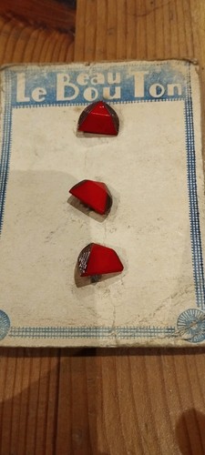 Anciens boutons rouges - 3, et