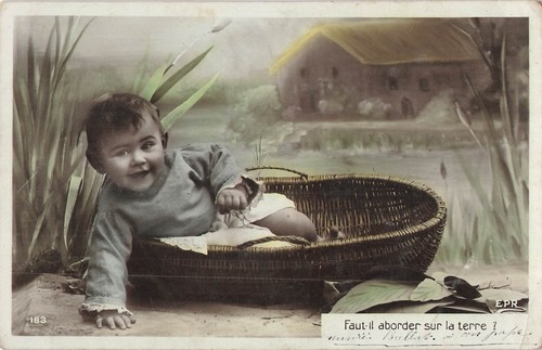 Bebe dans panier sur eau - cp,