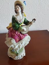 BISCUIT PORCELAINE SAXE FEMME A LA MANDOLINE AVEC ROBE EN DENTELLE