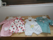 VINTAGE 4 VETEMENTS COROLLE POUR POUPÉE de 42 cm pyjama salopette robe 