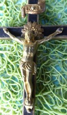 Croix pectorale ancienne crucifix laiton argenté Bois noir Jésus Christ.