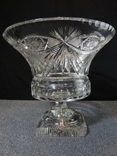 Coupe en cristal taillé sur piédouche base section carrée décor géométrique