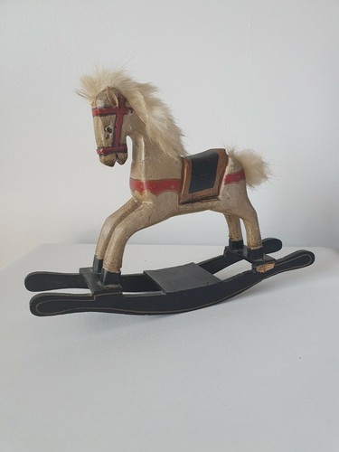 Petit cheval bois à - petit,