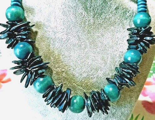 Joli collier véritable bois