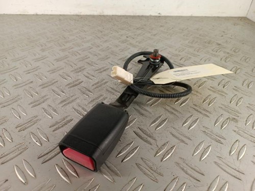 Attache ceinture avant gauche