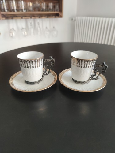 Lot tasses à - 2,
