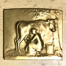 Ancienne  MEDAILLE PLAQUE BRONZE  « LE LAIT » SCULPTEUR P. Lenoir / Ouest France
