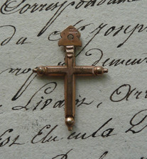 Ancien PENDENTIF petite CROIX Religieuse en Plaqué Or.. 2,5 x 1,8 cm