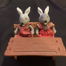 VINTAGE Magnifique Banc d’Ecole avec Couple de Lapins Habillés Berchet ? Pâques