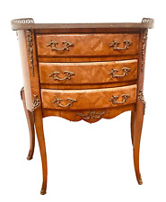 Commode demi lune de style Louis XV en marqueterie galerie laiton . XX siècle .