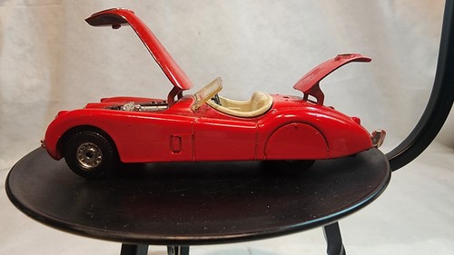 Vintage red jaguar - xk, die