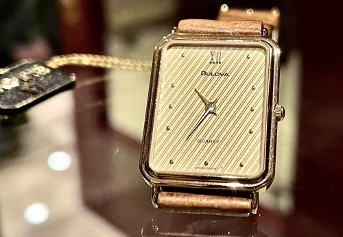 Montre bulova rectangulaire - montre,