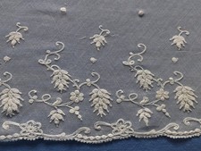 belle dentelle, brodée main sur tulle fin, 87 cm X 20 cm, ancienne