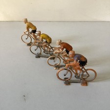 LOT 4 COUREURS CYCLISTES en plastique ( cofalu ?)
