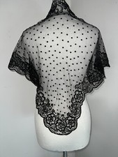 Ancien châle / mantille en velours frappé et tulle