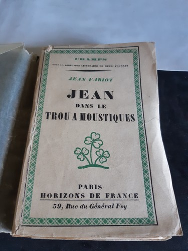 Jean dans trou à - dans, le