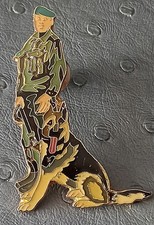 Pin's  Militaire Brigade Cynophile Maitre Chien  ( signé J.Y. Ségalen)