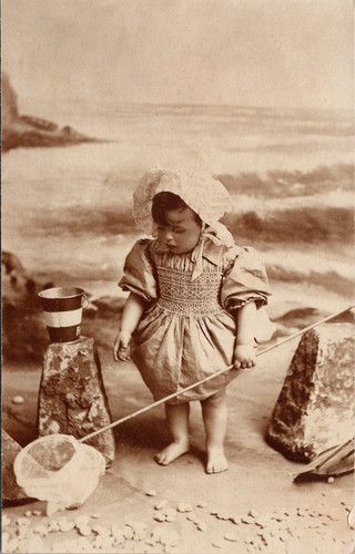 Fillette sur une plage - avec, un