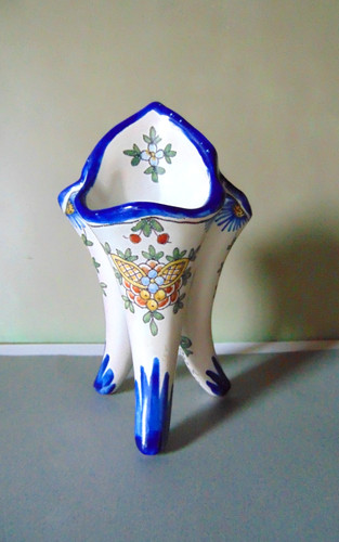 Bouquetière tripode faience