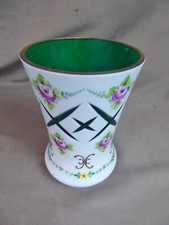 SUPERBE PETIT VASE en opaline ciselée et peinte. Ancien.