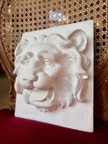 Stuc lion comme couronnement - stuc,