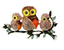 Broche bijou épingle famille chouette hibou sur branche en acier.