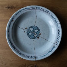 Plat rond ancien terre cuite vernissée Cul noir art populaire réparé avec agrafe