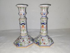 paire de flambeaux en faïence à décor émaillé signé Début du XIX siècle