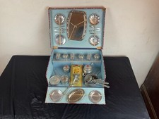 ANCIENNE DINETTE  AVEC MOULIN À CAFÉ MURAL EN METAL .