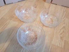 Trois ramequins en verre