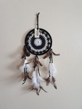 Attrape rêves noir et blanc crochet et plume Diamètre 17 cm Neuf sous blister