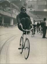 Cyclisme, Les Six Jours Cyclistes, Lapebie avec ses pieds sur son guidon, 1948, 