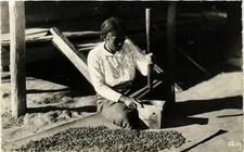 CPA AK Decorticage du cafe au